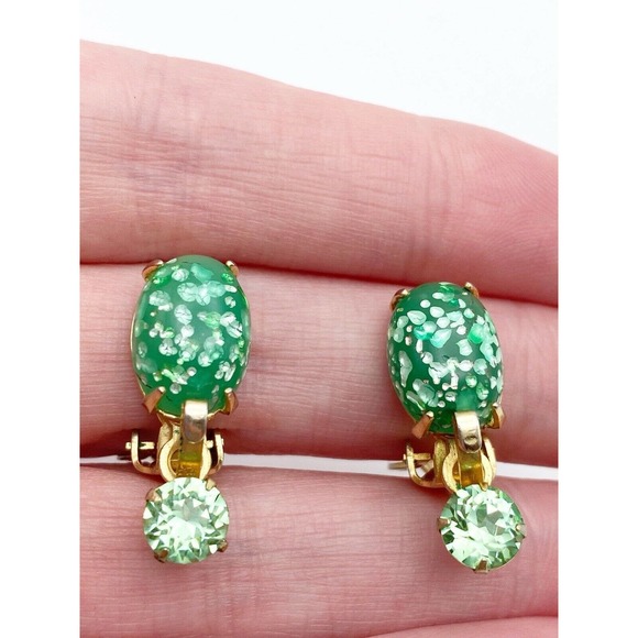 Vintage Green Confetti Glass Cabochon Rhinestone Clip Earrings Gold Tone Glows - Picture 8 of 10